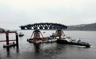 На мосту Метро встановлюють металеві арочні конструкції для посилення