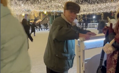 Кияни купили літньому дідусю квиток на ковзанку ВДНГ після того, як він годину стояв біля бортиків