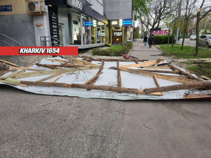 Дах за 714 тис. грн не витримав пів року: у Харкові з будинку на Данилевського зірвало покрівлю