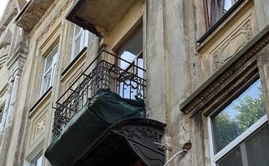 Суд зобов’язав власницю квартири у Львові відреставрувати аварійний балкон на пам’ятці архітектури