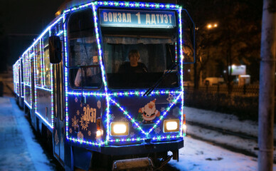 З 19 грудня у Дніпрі запускають святкові новорічні трамваї з ілюмінацією