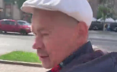 У центрі Києва п'яний чоловік намагався підійти до Зеленського, який робив селфі-відео