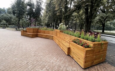 У Солом'янському районі встановили нові вуличні меблі