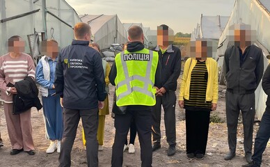 Туалет за розкладом і штрафи за кожне порушення: на фермі під Києвом тримали в рабстві 13 узбеків