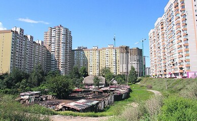 На Позняках чоловік перетворив двір на платну парковку та заробляє понад 2000 доларів щомісяця