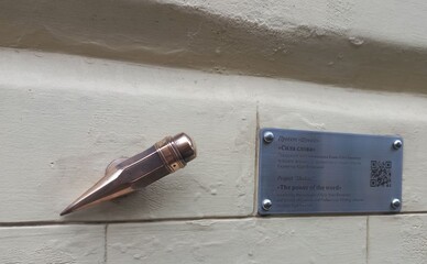 На Подолі встановили мініскульптуру сточеного олівця