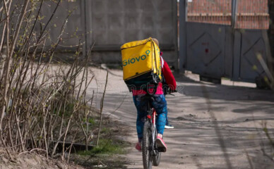 На Нивках кур'єр Glovo побив пенсіонера за зауваження про порушення ПДР