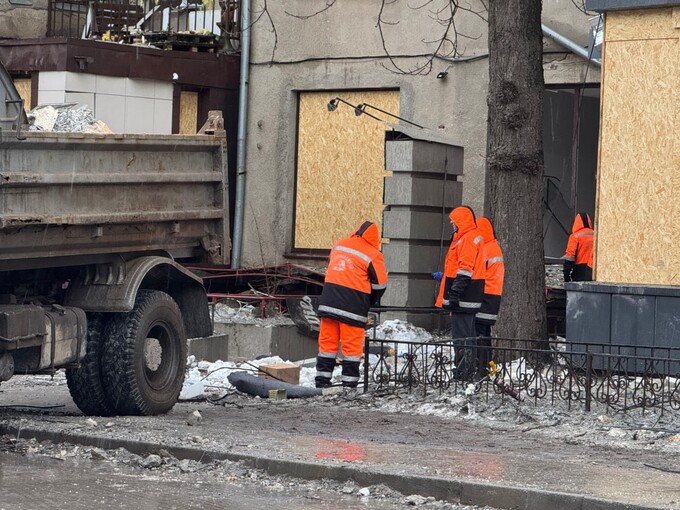 Харків відновлює будинки після обстрілу: більшість вікон закрили вже сьогодні