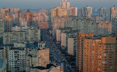 Лівий берег Києва знову перевели на графіки відключення світла після обстрілу