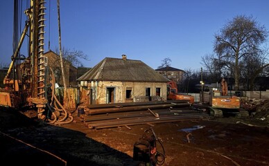 На Осокорках пригнали техніку для можливого знесення історичної садиби