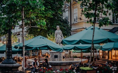 У Львові відкрили літні майданчики раніше через теплу погоду