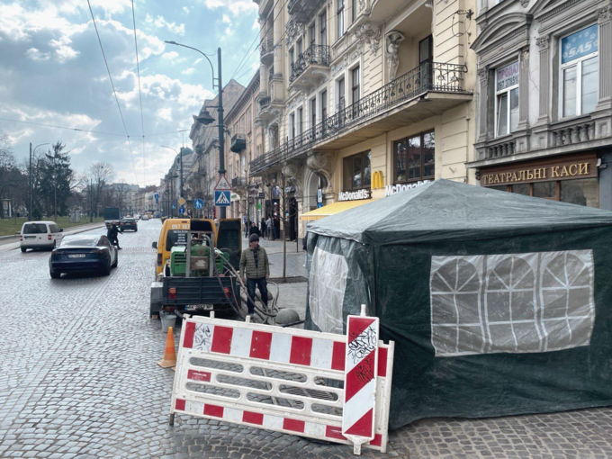 У Львові тестують піскоструменеву обробку плитки на проспекті Свободи, щоб зменшити слизькість