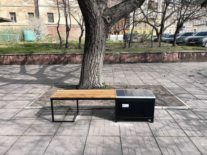 На вулицях міста встановили лавки із сонячними панелями для заряджання гаджетів