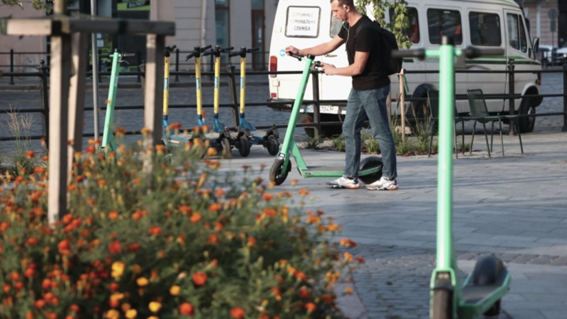 Інформкампанія та вимоги до операторів - у Львові напрацьовують правила паркування електросамокатів