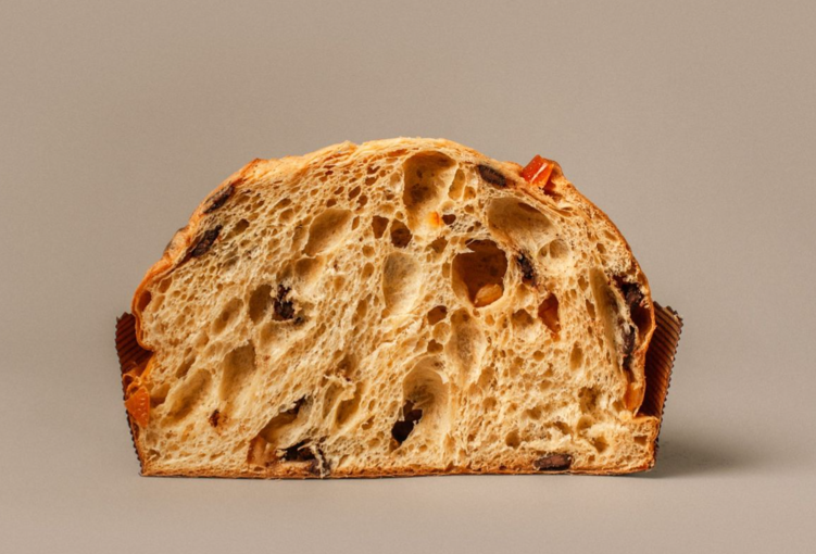 Українці масово скаржаться на недопечені паски через відключення світла не за графіком