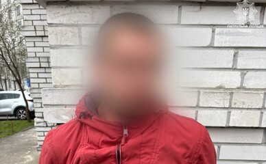 У Святошинському районі затримали чоловіка зі схожим на пістолет предметом