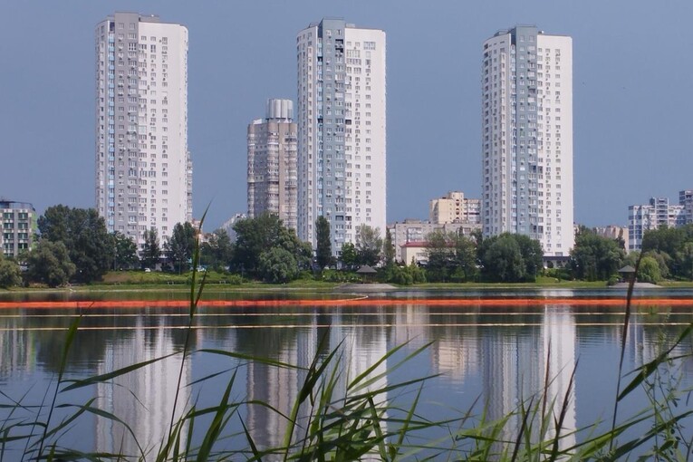 У Києві після атаки в Кирилівське озеро потрапило понад 350 тонн нафтопродуктів