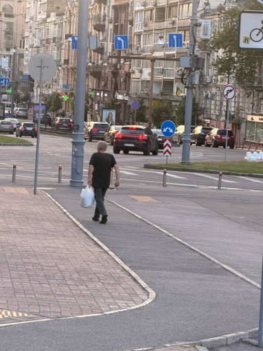 У середмісті Києва чоловік ударив жінку на зупинці кулаком в обличчя