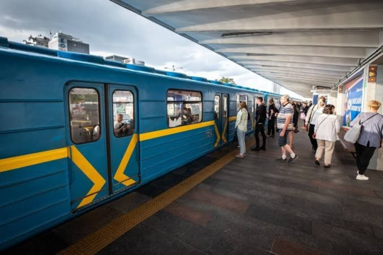 У Києві спростували чутки про недопуск людей на станції метро під час обстрілу