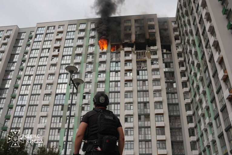 У Києві мешканку багатоповерхівки врятували від обстрілу «антидронові штори»
