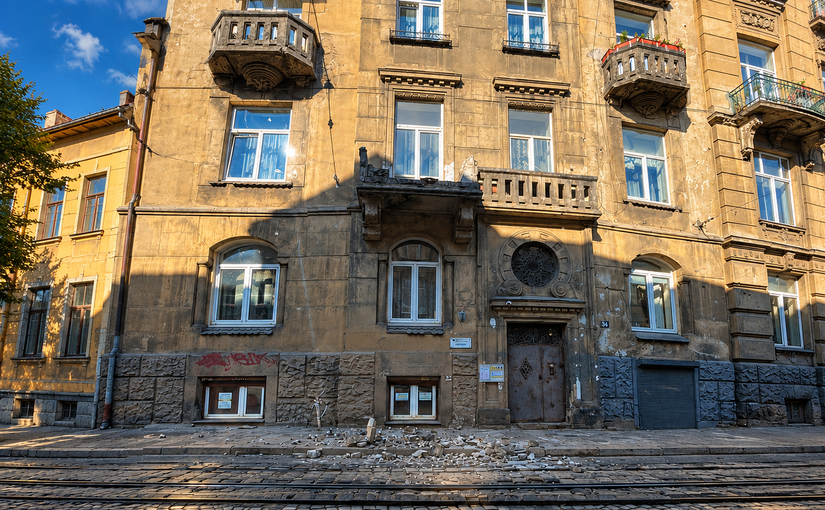 У Львові на вулиці Франка обвалилася частина балкона, постраждалих поки не виявили