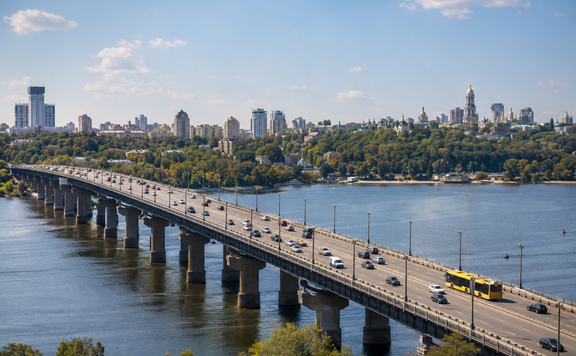 Рух транспорту відновили на всіх мостах Києва через Дніпро після російських ударів