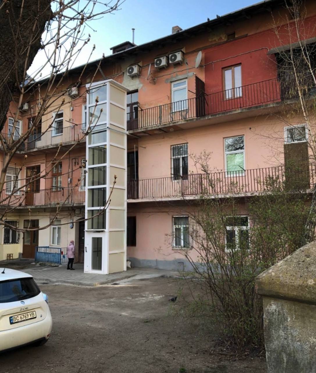 Мешканці триповерхівки у Львові встановили зовнішній ліфт для сусіда на кріслі колісному фото 1