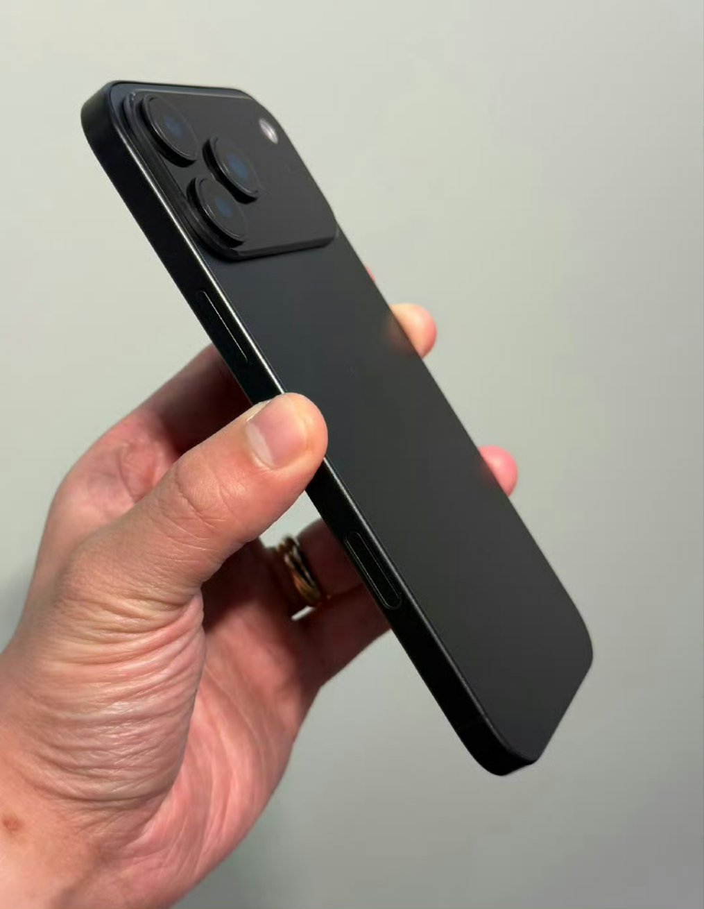 iPhone 17 Air стане найтоншим смартфоном Apple з єдиною камерою та 120Hz екраном фото 7 6