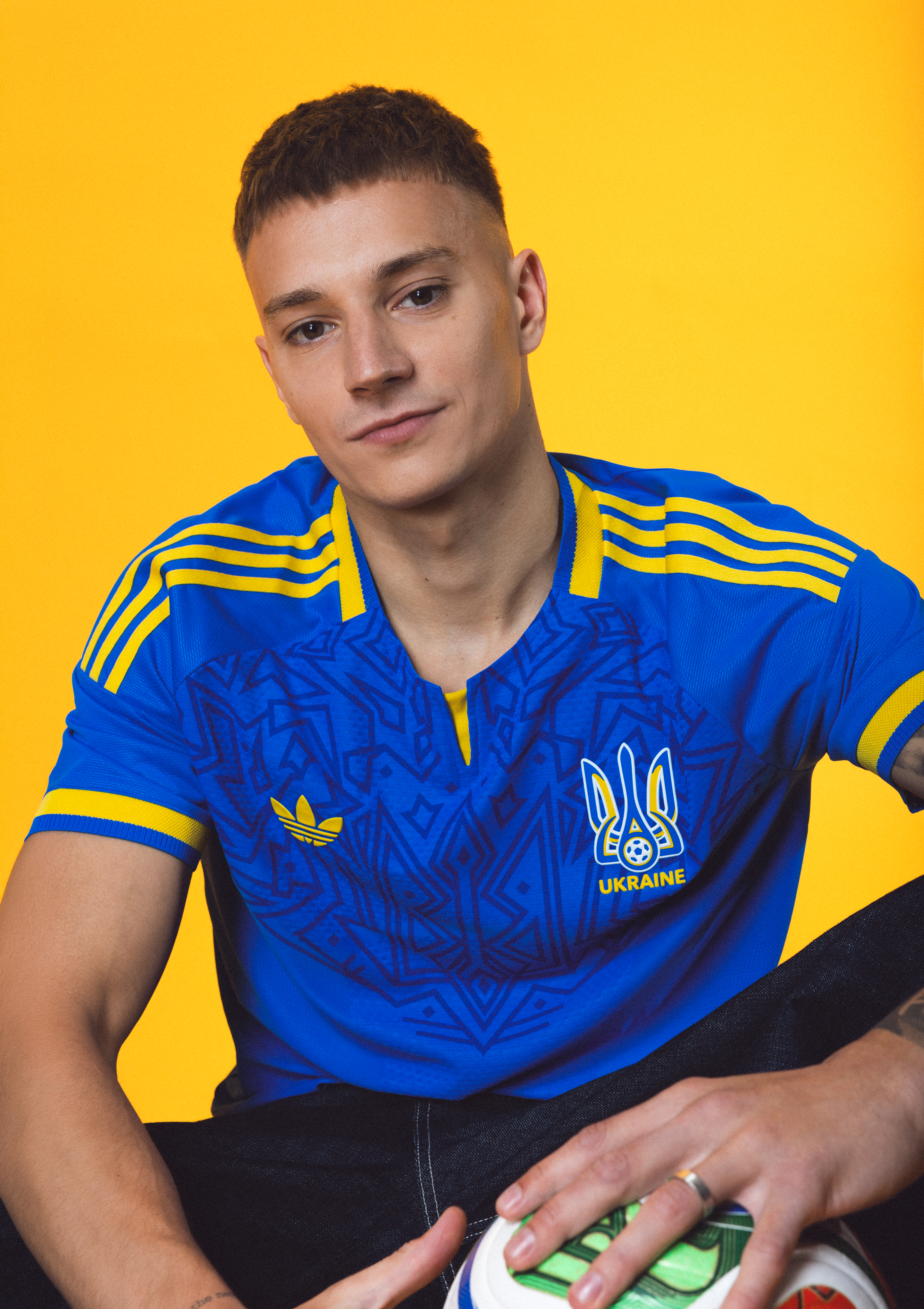 Для збірної України створили нову виїзну форму &mdash; з гербами від тризуба до сучасності фото 1