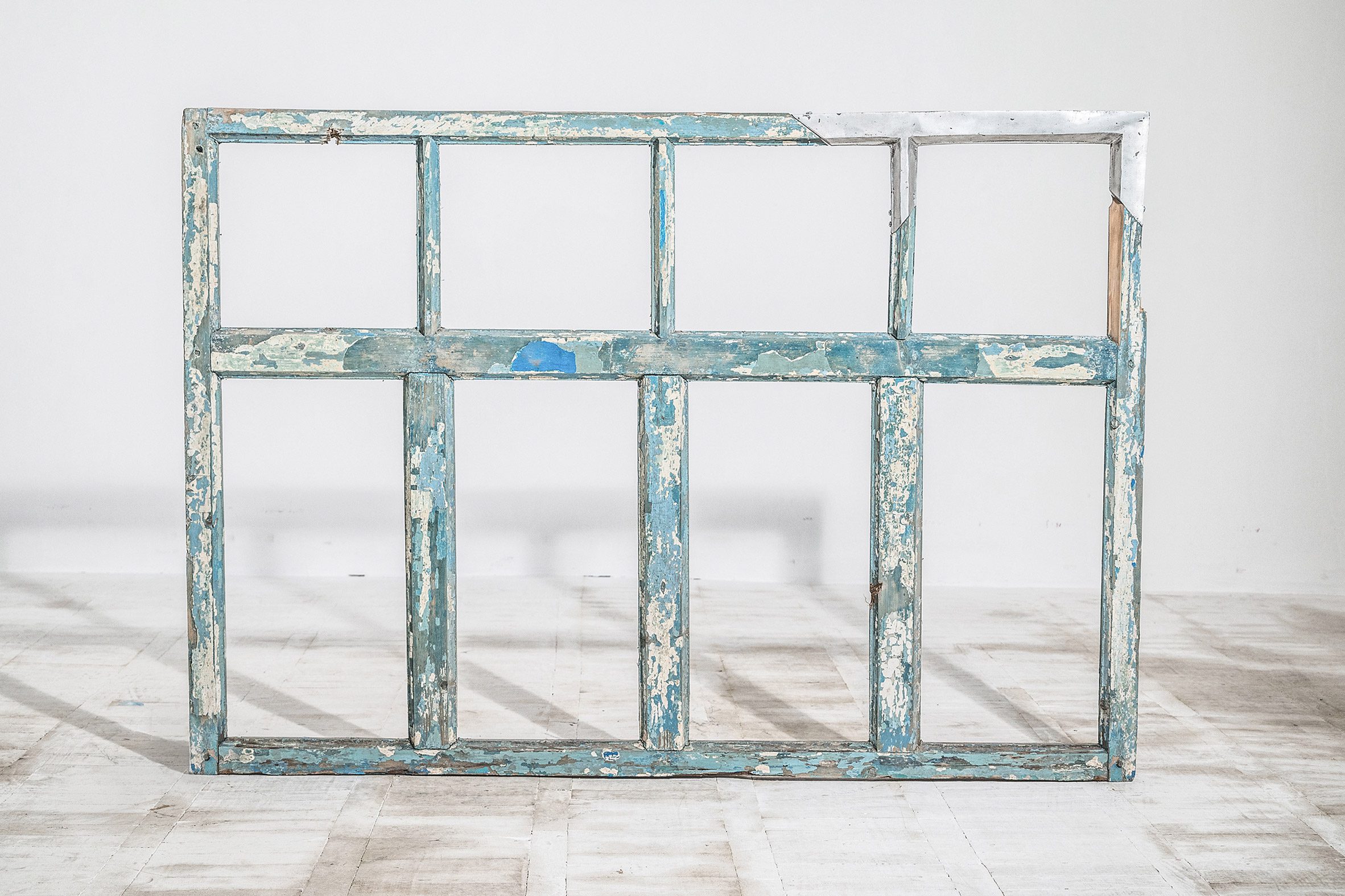 Французький художник відновлює пошкоджені українські меблі металом із російських ракет фото 1