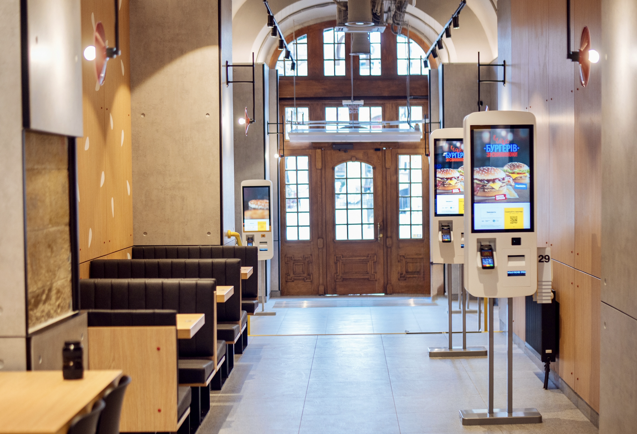 У центрі Львова на Площі Ринок відкрився &laquo;МакДональдз&raquo; &mdash; вже 14-й у місті фото 7 6