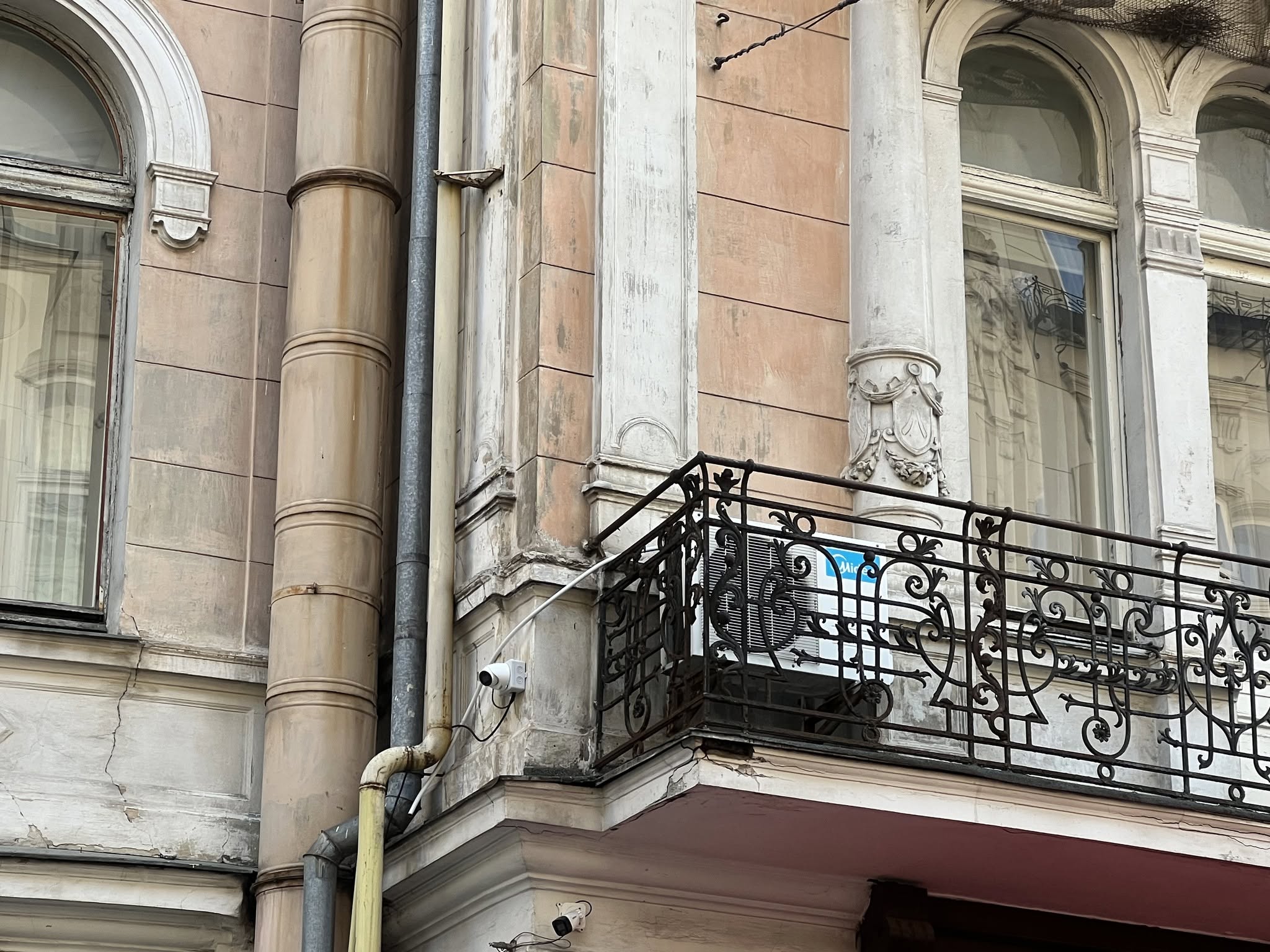 Владельцам одной из старейших гостиниц Львова &laquo;Жоржа&raquo; приказали восстановить фасад - фото